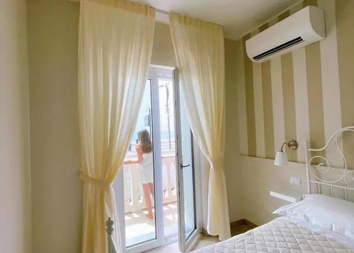 לינה וארוחת בוקר Crialesi Boutique פאלרנה